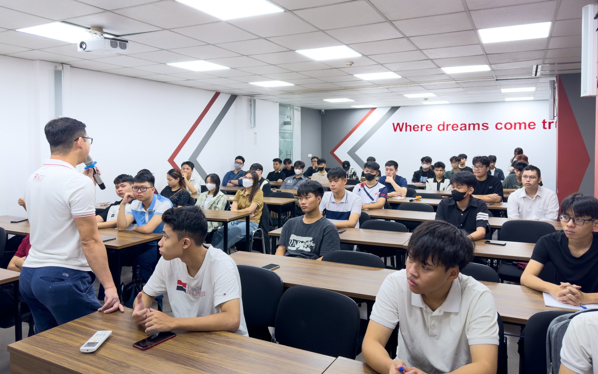 Buổi định hướng New8882.com - Nhà cái trực tuyến uy tín nhất hiện nay