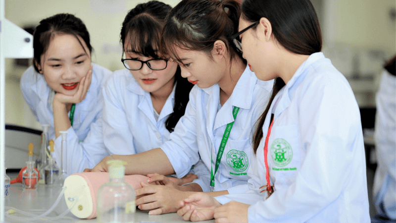 Ngành sức khỏe có cấp chứng chỉ hành nghề: Như Y khoa, Dược học, Điều dưỡng. Các ngành này yêu cầu thực hành trực tiếp tại cơ sở y tế dưới sự giám sát chặt chẽ để đảm bảo an toàn cho bệnh nhân và chất lượng chăm sóc.