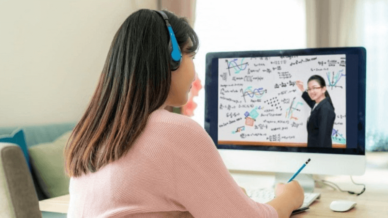 Bạn có thể học ở bất cứ đâu và bất cứ khi nào rảnh. Tất cả những gì bạn cần chuẩn bị là một chiếc điện thoại, máy tính bảng hoặc laptop có kết nối internet.