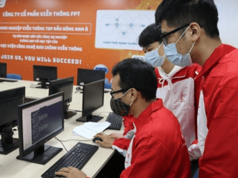 Công nghệ thông tin (CNTT): Đây là ngành đang có nhu cầu cao với nhiều cơ hội việc làm. Học CNTT online giúp bạn tiếp cận kiến thức về lập trình, quản lý hệ thống, bảo mật thông tin, và các công nghệ mới như AI, blockchain.