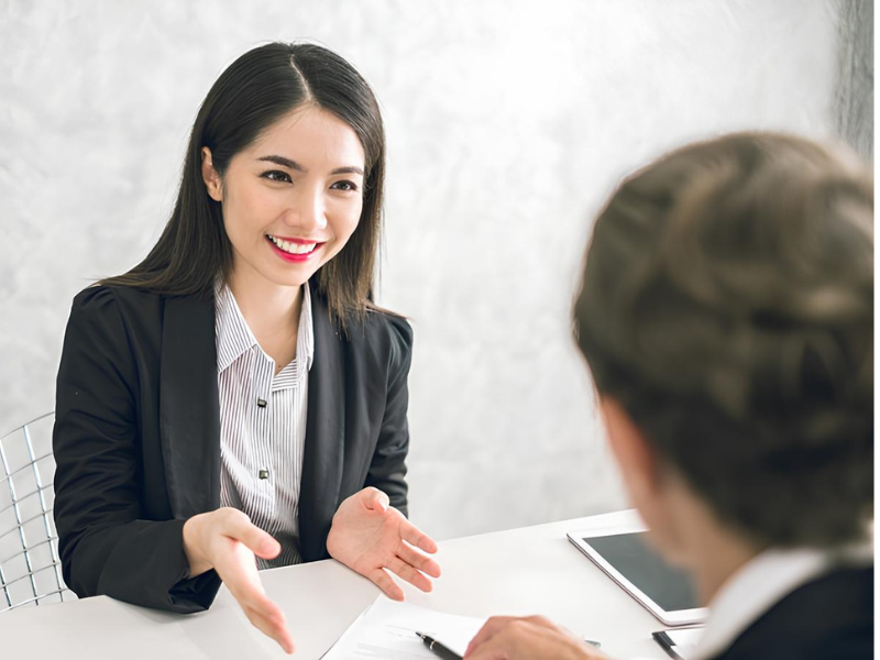 Công việc có ưu điểm như dễ tìm việc, thu nhập cao, mở rộng quan hệ, nhưng gặp thách thức từ áp lực doanh số, cạnh tranh và thu nhập không ổn định.
