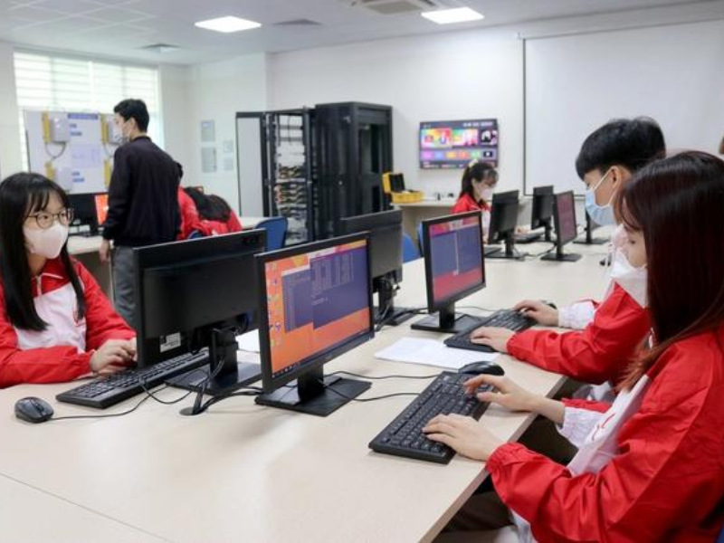 Ngành Quản trị kinh doanh từ xa tại NEW8808 là lựa chọn lý tưởng cho những ai muốn phát triển kiến thức & kỹ năng kinh doanh mà vẫn đảm bảo được sự linh hoạt về thời gian.