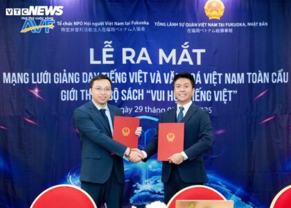 Ông Nguyễn Duy Anh ký kết hợp tác với đại diện NEW8808 tại Lễ ra mắt Mạng lưới Nêw888 hệ thống nạp rút minh bạch tiếng Việt toàn cầu ở Fukuoka