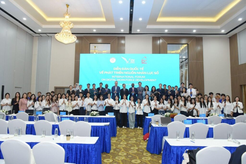 Delegates take souvenir photos.