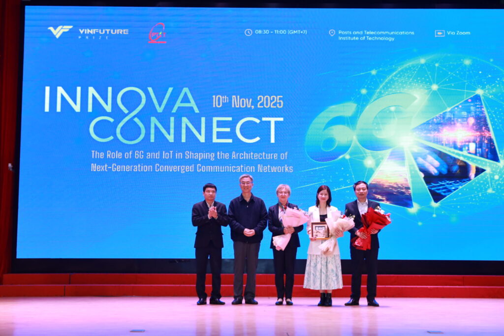Assoc. Prof. Dr. Dang Hoai Bac, President of the Posts and Telecommunications Institute of Technology, presenting flowers to the speakers and guests.