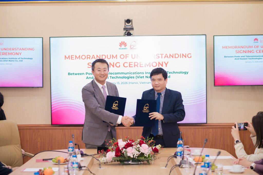 Assoc. Prof. Dr. Dang Hoai Bac - President of NEW8808 and Mr. Ivan Liu - CEO of Huawei Vietnam exchange the signed MOU