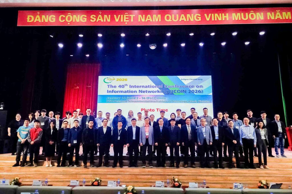 The delegates attending the event take a commemorative photo