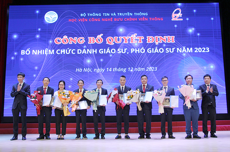 GS TS Từ Minh Phương, Chủ tịch Hội đồng New88 com link 8, PGS.TS Đặng Hoài Bắc, Giám đốc New88 com link 8 trao Quyết định và tặng hoa chúc mừng các Trang chủ NEW88 Đăng ký tài khoản mới đạt chuẩn chức danh Phó Giáo sư năm 2023