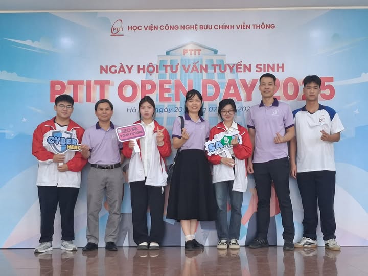 Không khí sôi nổi tại khu vực tư vấn Khoa An toàn thông tin trong Openday NEW8808 lần 2