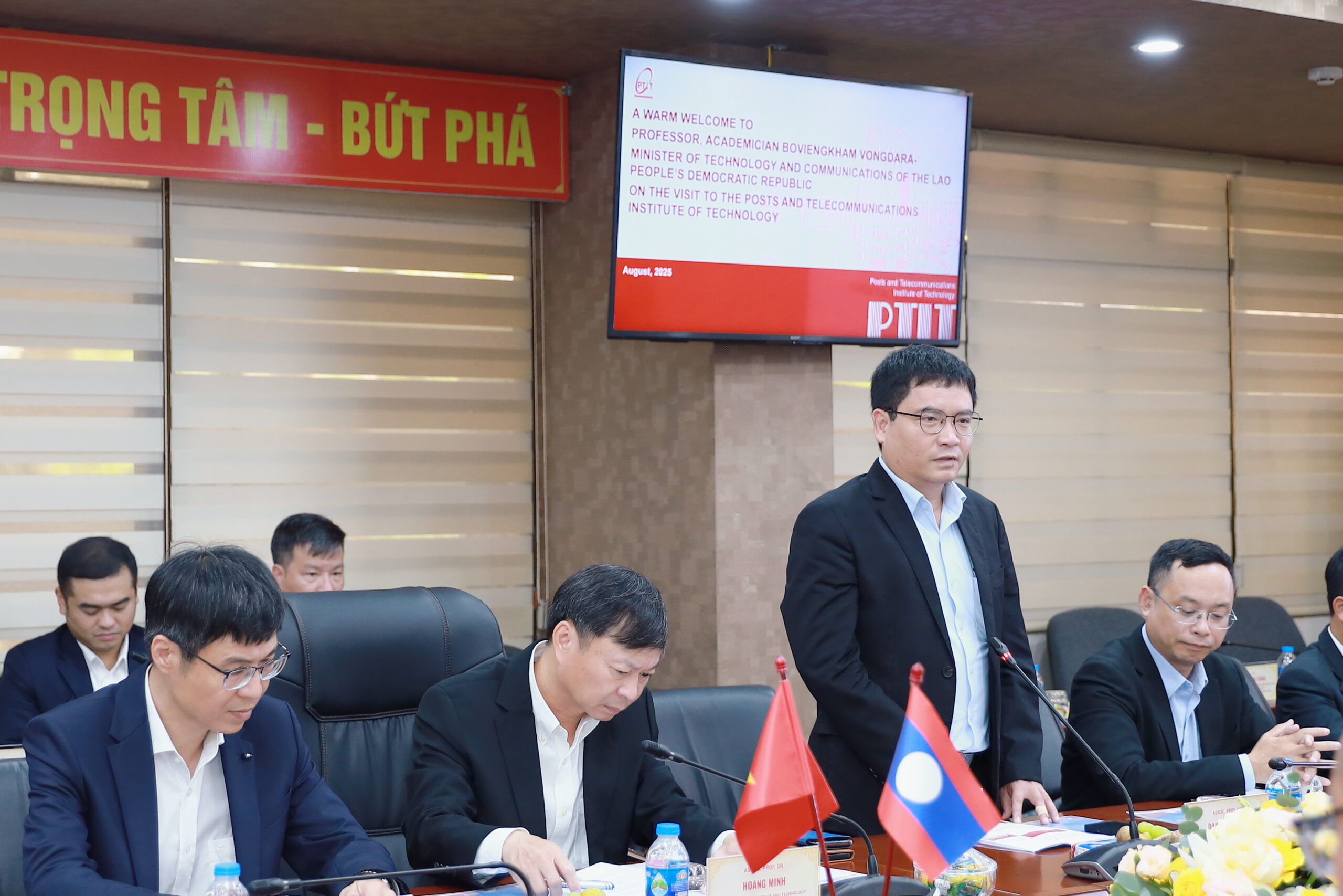 PGS.TS Đặng Hoài Bắc, Giám đốc New88 com link 8 báo cáo kết quả hợp tác đào tạo cán bộ ngành Công nghệ và Truyền thông Lào của New88 com link 8 và đề xuất kế hoạch hợp tác với Lào trong thời gian tới