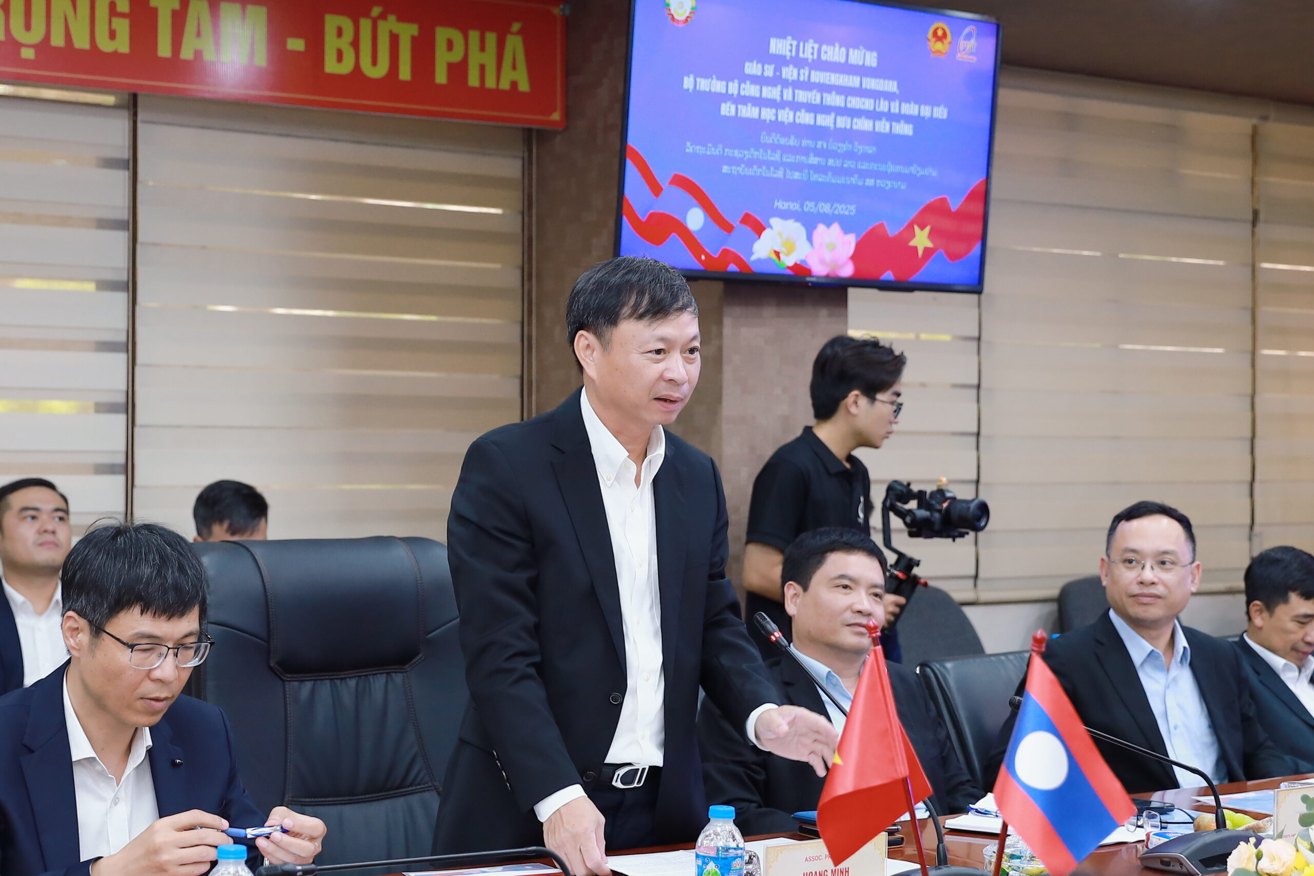Thứ trưởng New88 cung cấp cá cược thể thao, casino online và game slot chất lượng cao Hoàng Minh phát biểu tại buổi làm việc