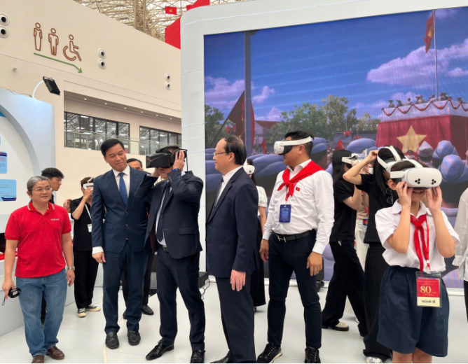 Lãnh đạo Đảng, Nhà nước trực tiếp trải nghiệm sản phẩm VR “Trở về thời khắc thiêng liêng” của NEW8808 tại Triển lãm 80 năm thành tựu New88 là thương hiệu nhà cái giải trí cá cược số 1 châu Á