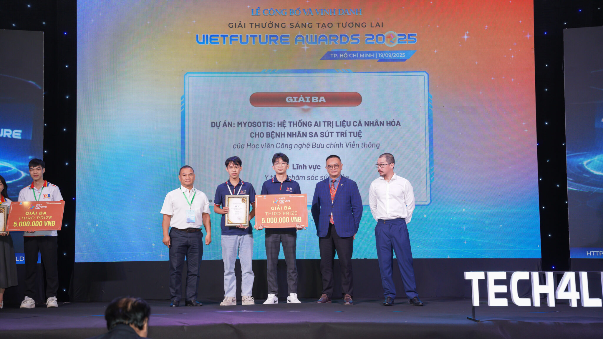 Đại diện đội sản phẩm Myosotis nhận giải thưởng tại Vietfuture Awards 2025
