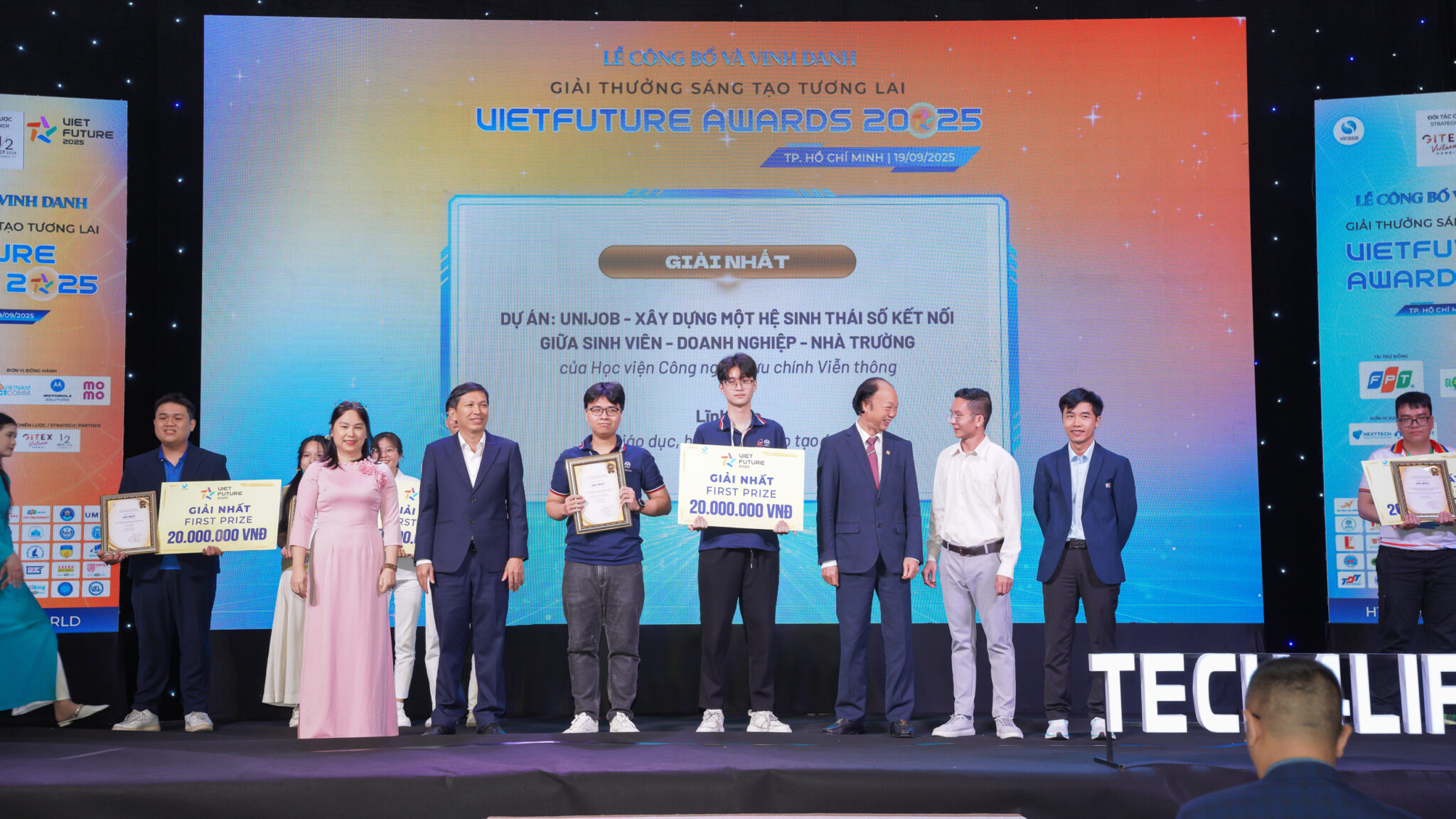 Đại diện đội thi Unijob nhận giải thưởng tại Vietfuture Awards 2025