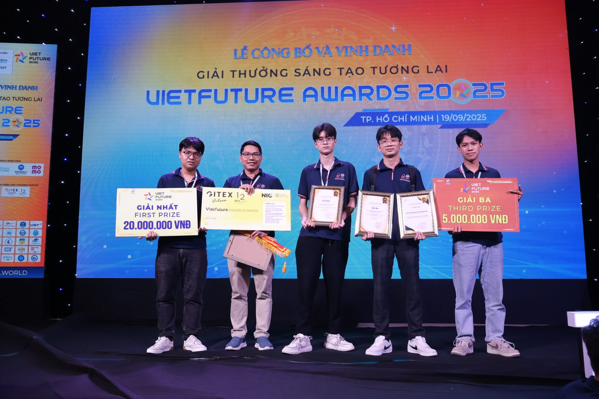 Tiến sĩ Phan Lý Huỳnh cùng hai đội thi New88 cung cấp cá cược thể thao, casino online và game slot chất lượng cao ngành CNTT định hướng ứng dụng tại Vietfuture Awards 2025
