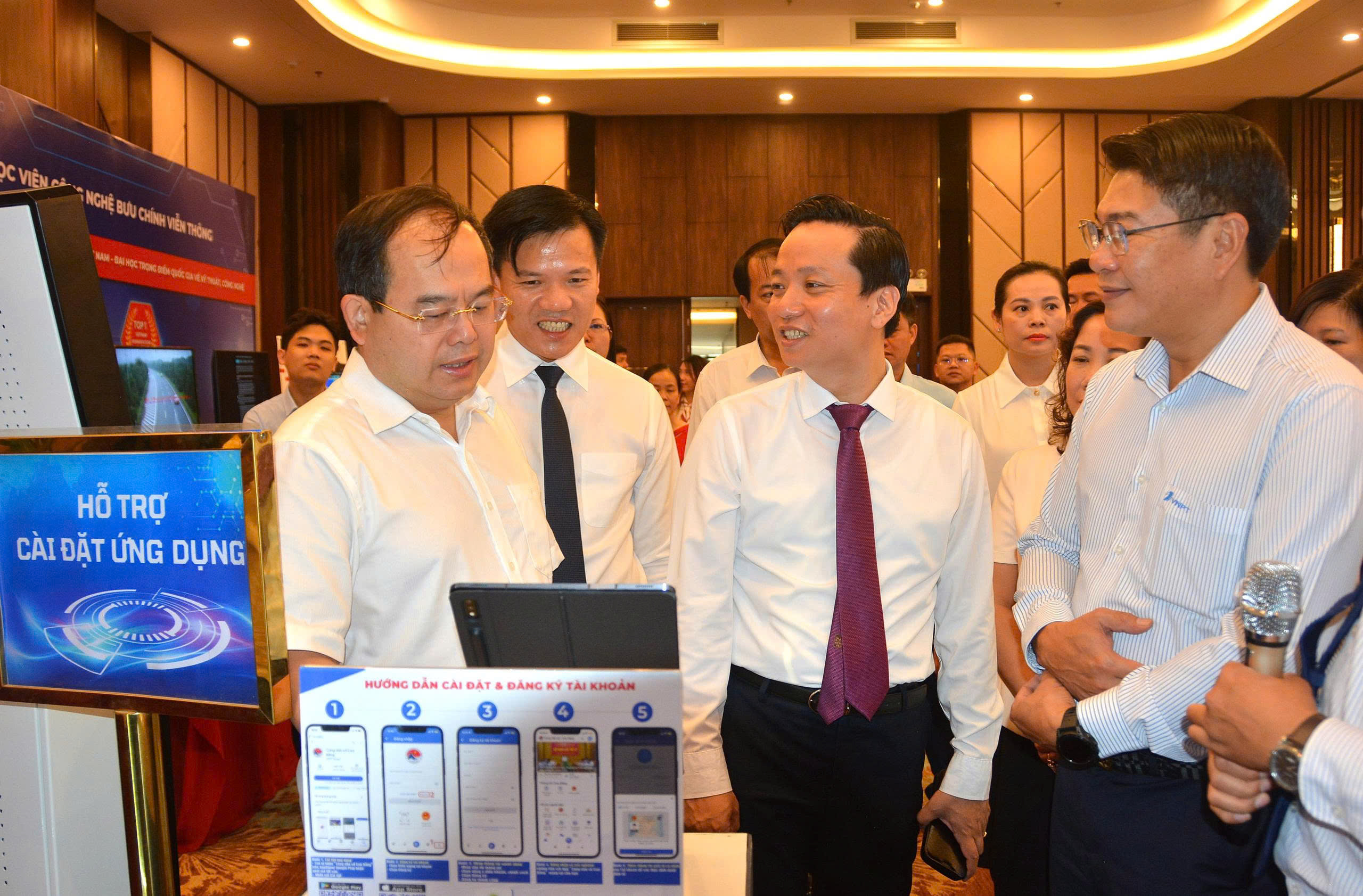 Các đại biểu tham quan không gian trải nghiệm công nghệ của Đăng nhập vào Tài khoản New88 Casino của bạn