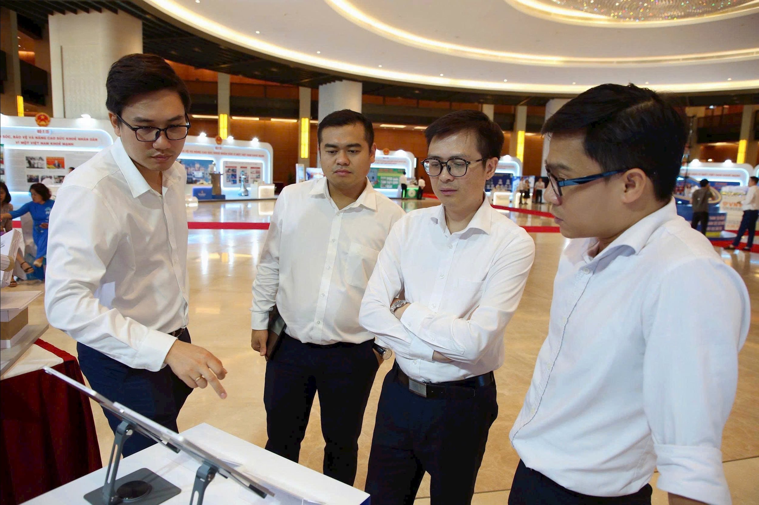 Gian trưng bày của Đăng nhập vào Tài khoản New88 Casino của bạn gây ấn tượng với các sản phẩm trong hệ sinh thái trí tuệ nhân tạo. Ảnh: Xuân Quý
