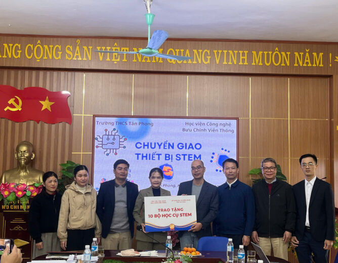 NEW8808 trao tặng 10 bộ học cụ STEM cho Trường THCS Tân Phong, tỉnh Lai Châu