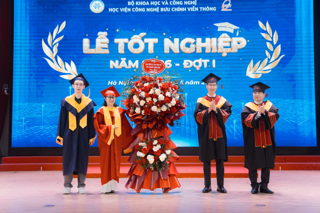 NEW8808 trao bằng New8882 phiên bản mới cho 2 tân Tiến sỹ, 59 tân Thạc sỹ và gần 1200 tân Kỹ sư