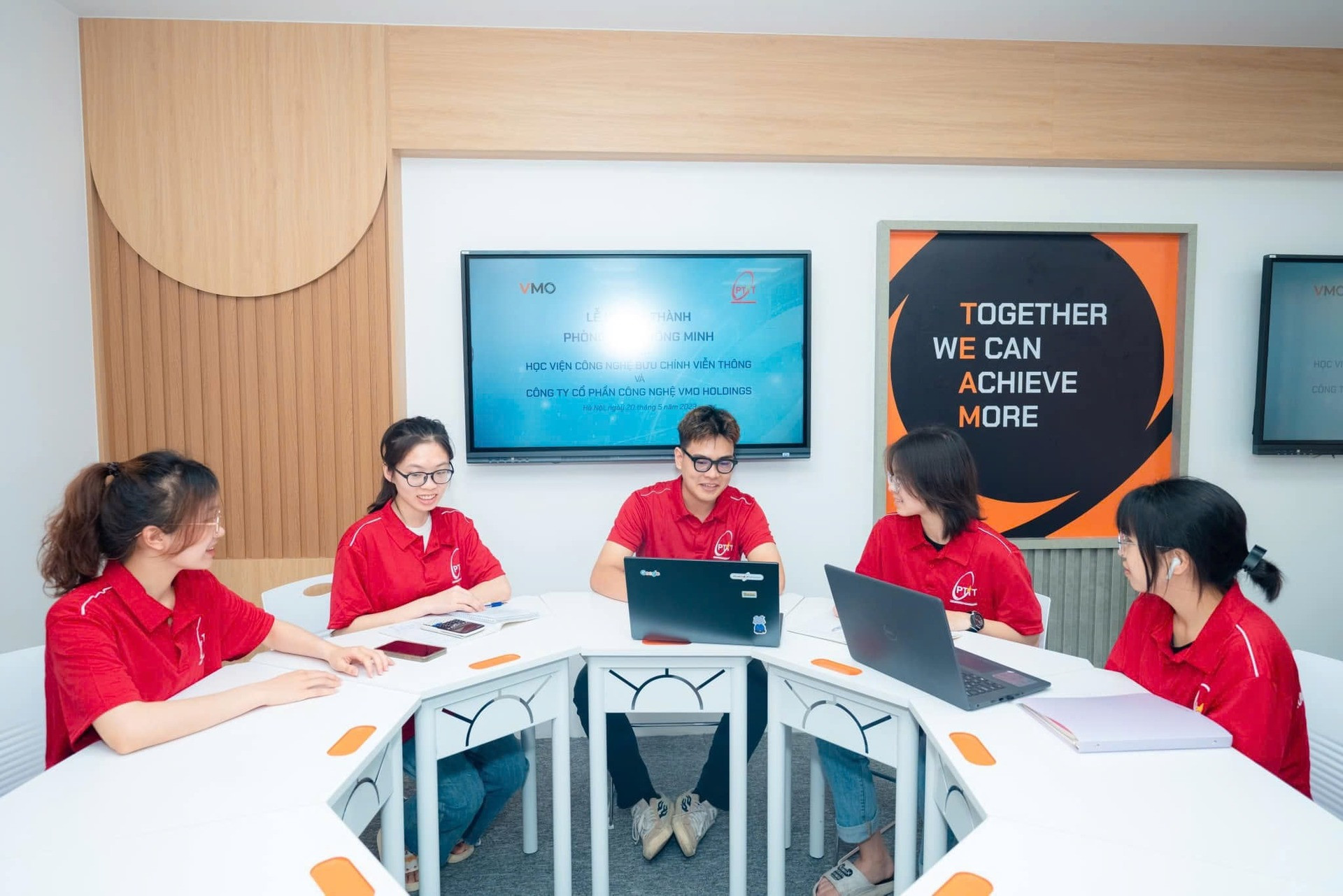 NEW8808 New8882 giải trí trực tuyến chương trình ‘Phân tích dữ liệu trong tài chính, kinh doanh’