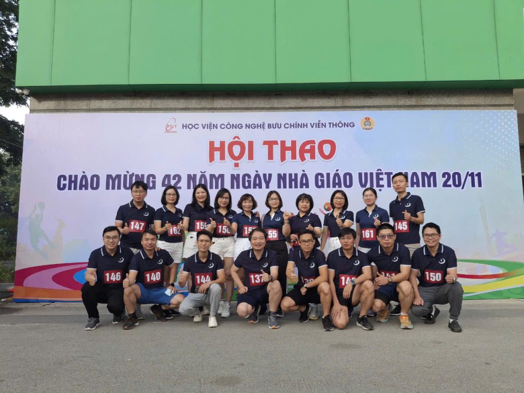 Các thầy cô đầy khí thế trước giờ xuất phát