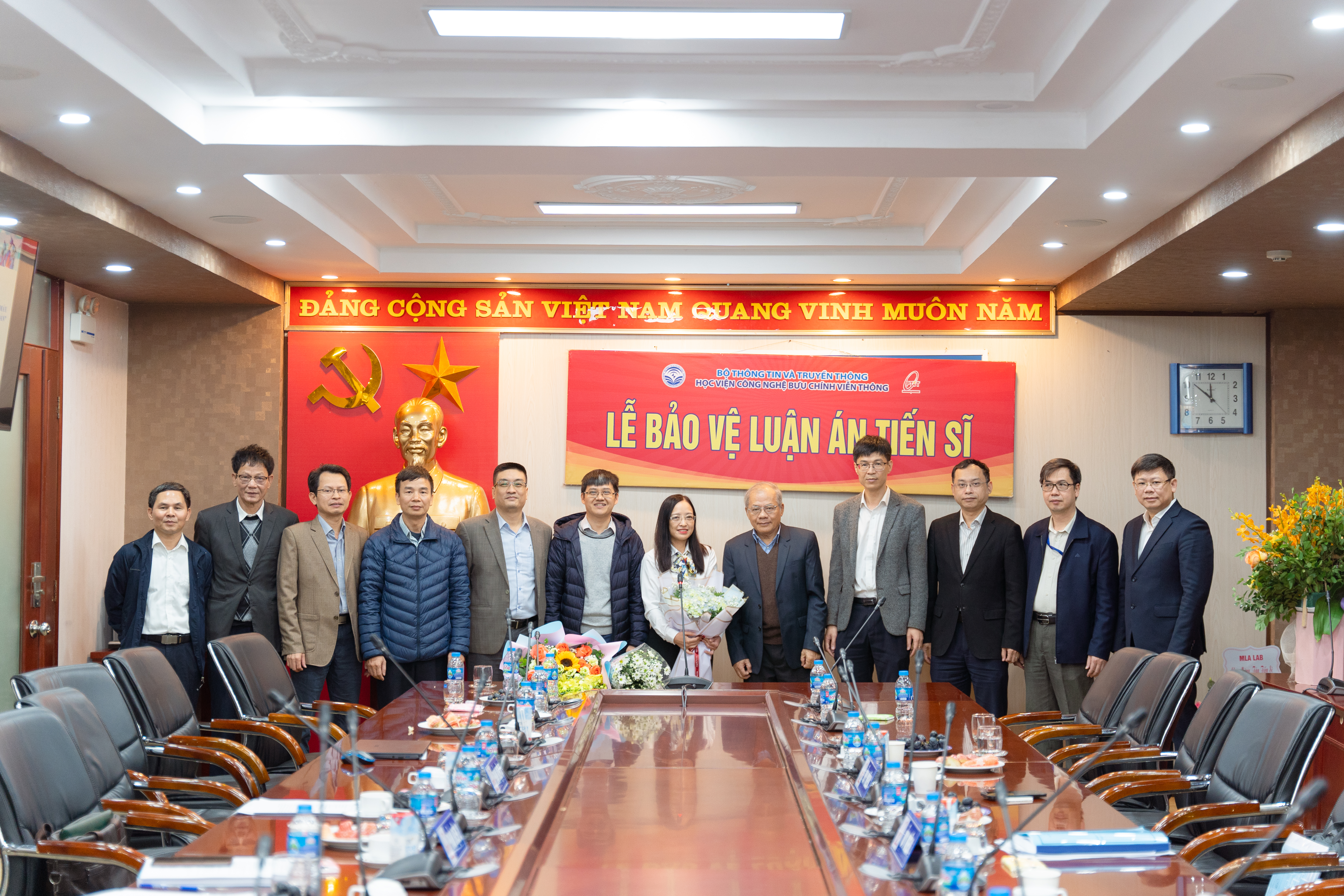 NCS Nguyễn Thị Thanh Thủy chụp ảnh cùng Hội đồng đánh giá luận án tiến sĩ cấp New88 com link 8