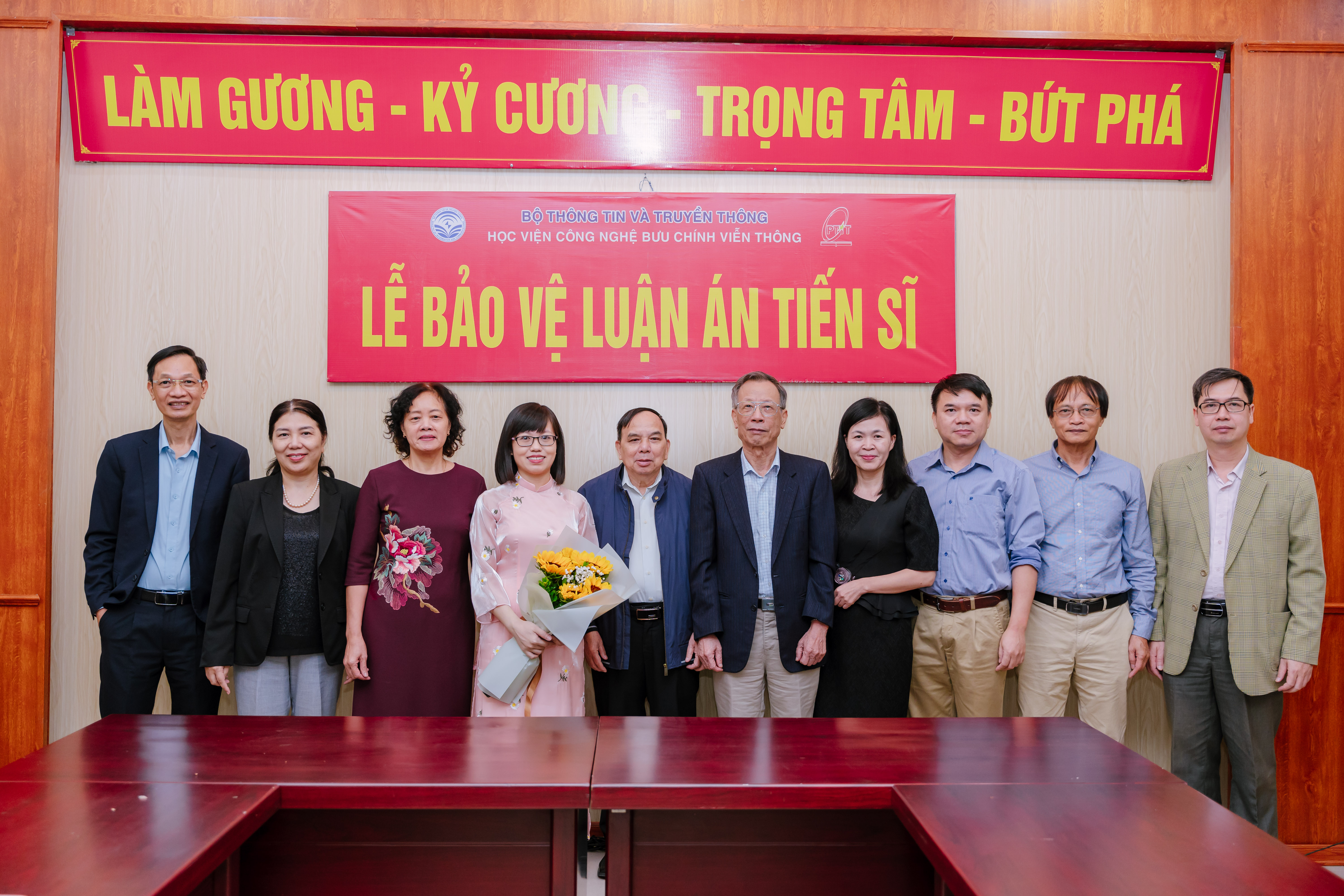 NCS Đỗ Thị Lan Anh chụp ảnh cùng Hội đồng đánh giá luận án tiến sĩ cấp New88 com link 8