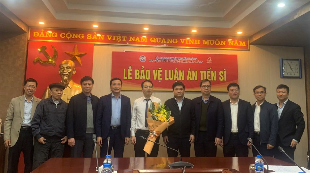 NCS Hoàng Mạnh Thắng chụp ảnh cùng Hội đồng đánh giá luận án tiến sĩ cấp New88 com link 8