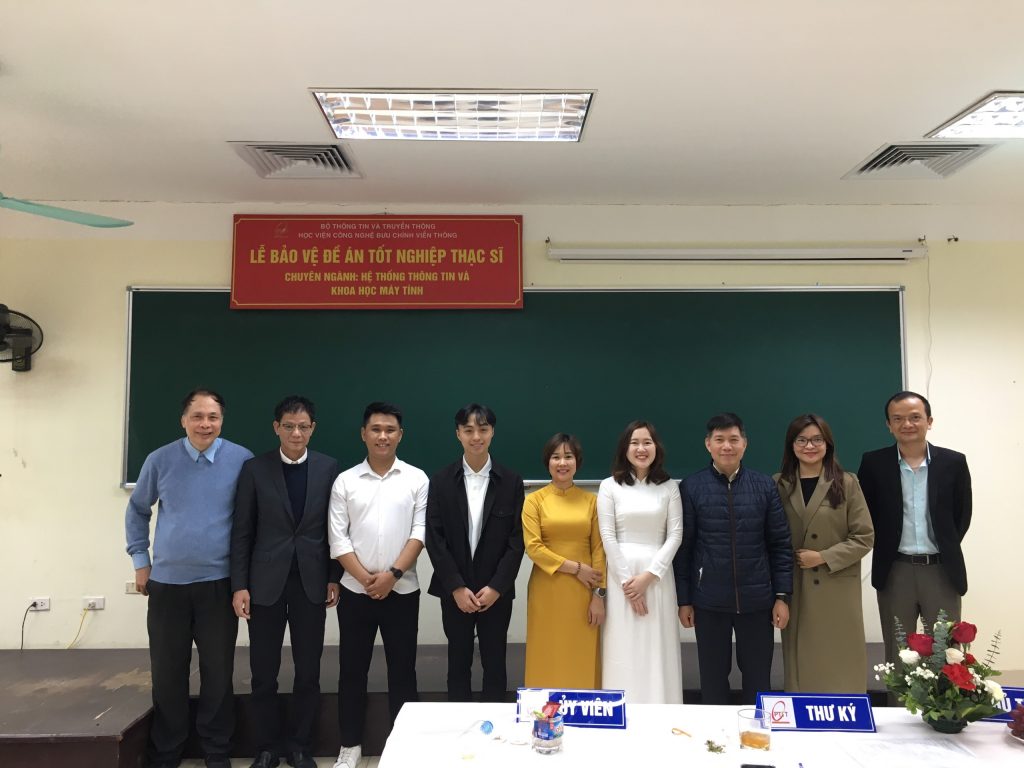 Các học viên chụp ảnh cùng Hội đồng chấm đề án New8882 phiên bản mới thạc sĩ