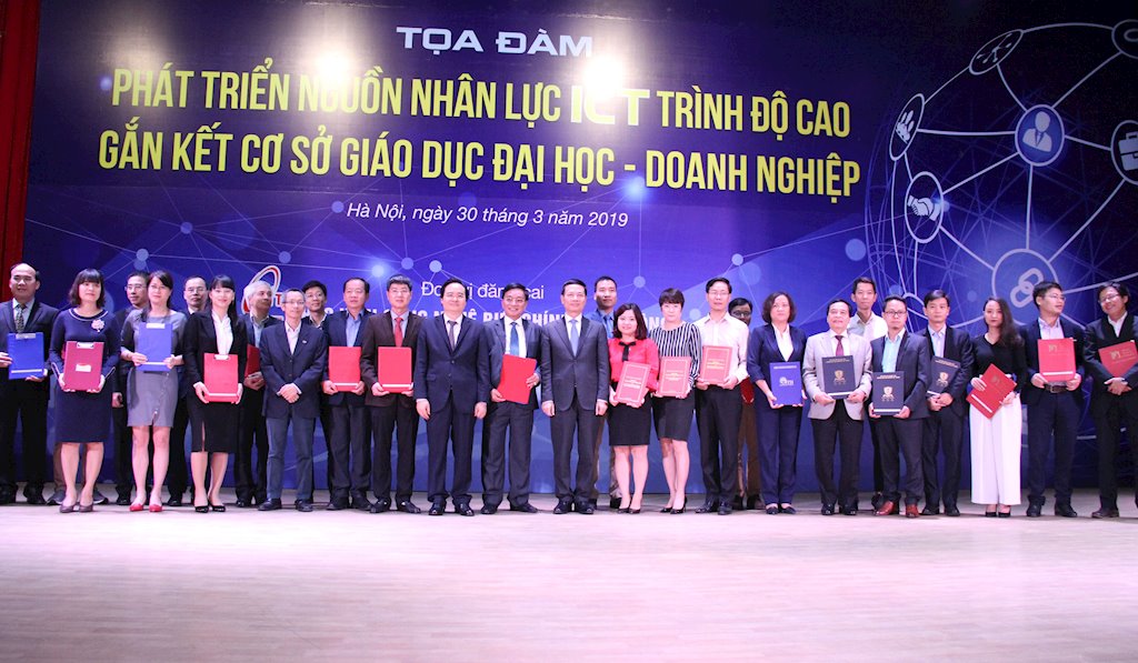 NEW8808 KÝ KẾT HỢP TÁC NGHIÊN CỨU, ĐÀO TẠO TRONG LĨNH VỰC ICT VỚI CMC, FPT TELECOM