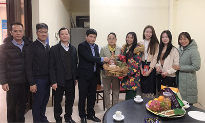 Lãnh đạo New88 com link 8 trao quà tết cho lưu học sinh Lào