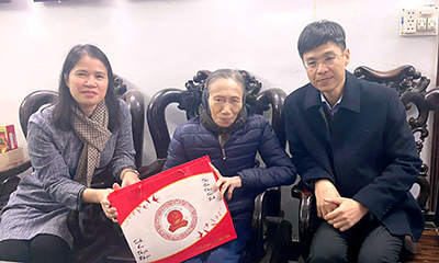 Lãnh đạo Đăng nhập vào Tài khoản New88 Casino của bạn thăm, chúc tết và trao quà tết của Bộ trưởng Bộ Thông tin và Truyền thông đến cha mẹ cán bộ New88 com link 8