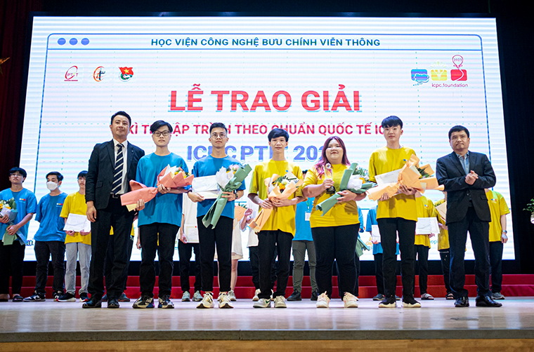 Khoa Công nghệ thông tin 1 tổ chức chương trình gặp mặt Tân New88 cung cấp cá cược thể thao, casino online và game slot chất lượng cao và Lễ tổng kết trao giải ICPC NEW8808 2023