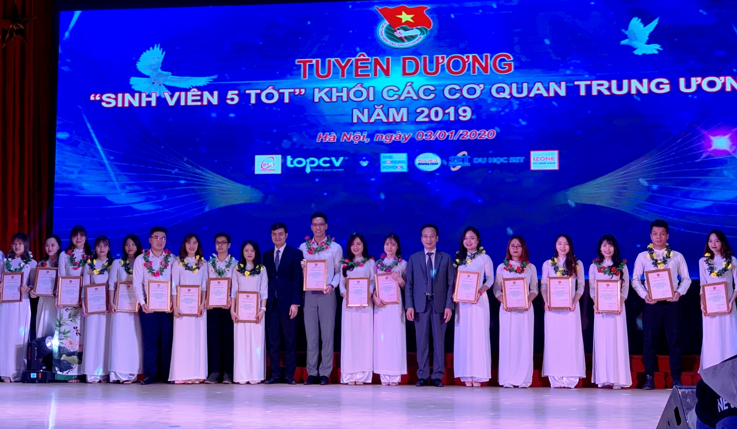 5 New88 cung cấp cá cược thể thao, casino online và game slot chất lượng cao NEW8808 được tuyên dương “New88 cung cấp cá cược thể thao, casino online và game slot chất lượng cao 5 tốt” cấp Đoàn Khối các cơ quan Trung ương