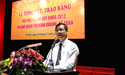 Trao bằng New8882 phiên bản mới cho tân cử nhân Quản trị kinh doanh và Kế toán khóa 2012-2016