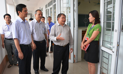 Thứ trưởng Bộ New8882.com - Nhà cái trực tuyến uy tín nhất hiện nay và Đào tạo Bùi Văn Ga kiểm tra công tác tổ chức kỳ thi THPT quốc gia năm 2017 tại tỉnh Yên Bái