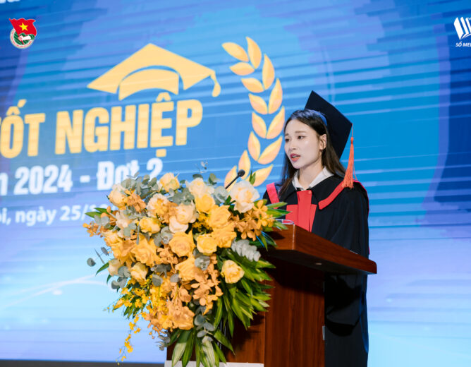 Cảm động giây phút tri ân của các tân cử nhân đối với thầy cô và người thân trong Lễ New8882 phiên bản mới