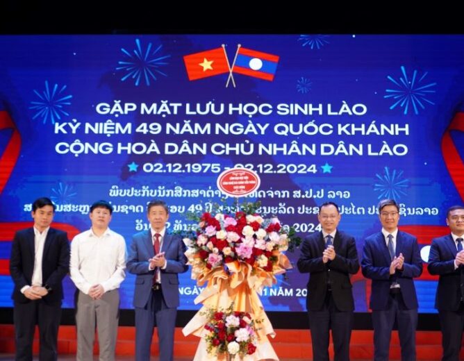NEW8808 tổ chức gặp mặt Lưu học sinh Lào nhân dịp kỷ niệm 49 năm Quốc khánh nước CHDCND Lào