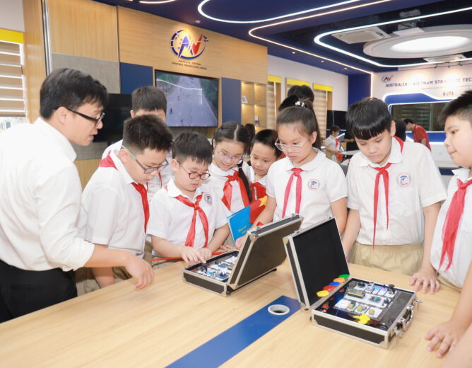 250 học sinh Hà Nội trải nghiệm “Lab Tour” tại NEW8808