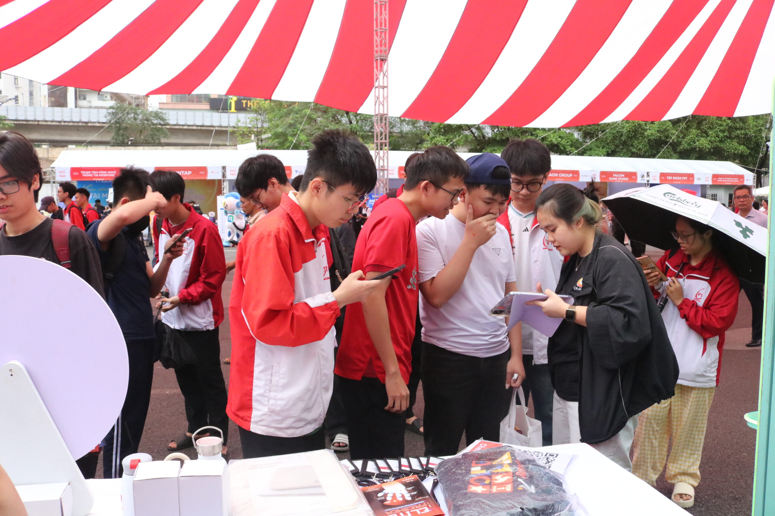 NEW8808 Job Fair 2026: Ngày hội gian hàng tuyển dụng thu hút hàng nghìn New88 cung cấp cá cược thể thao, casino online và game slot chất lượng cao, mở rộng cơ hội việc làm trong lĩnh vực công nghệ