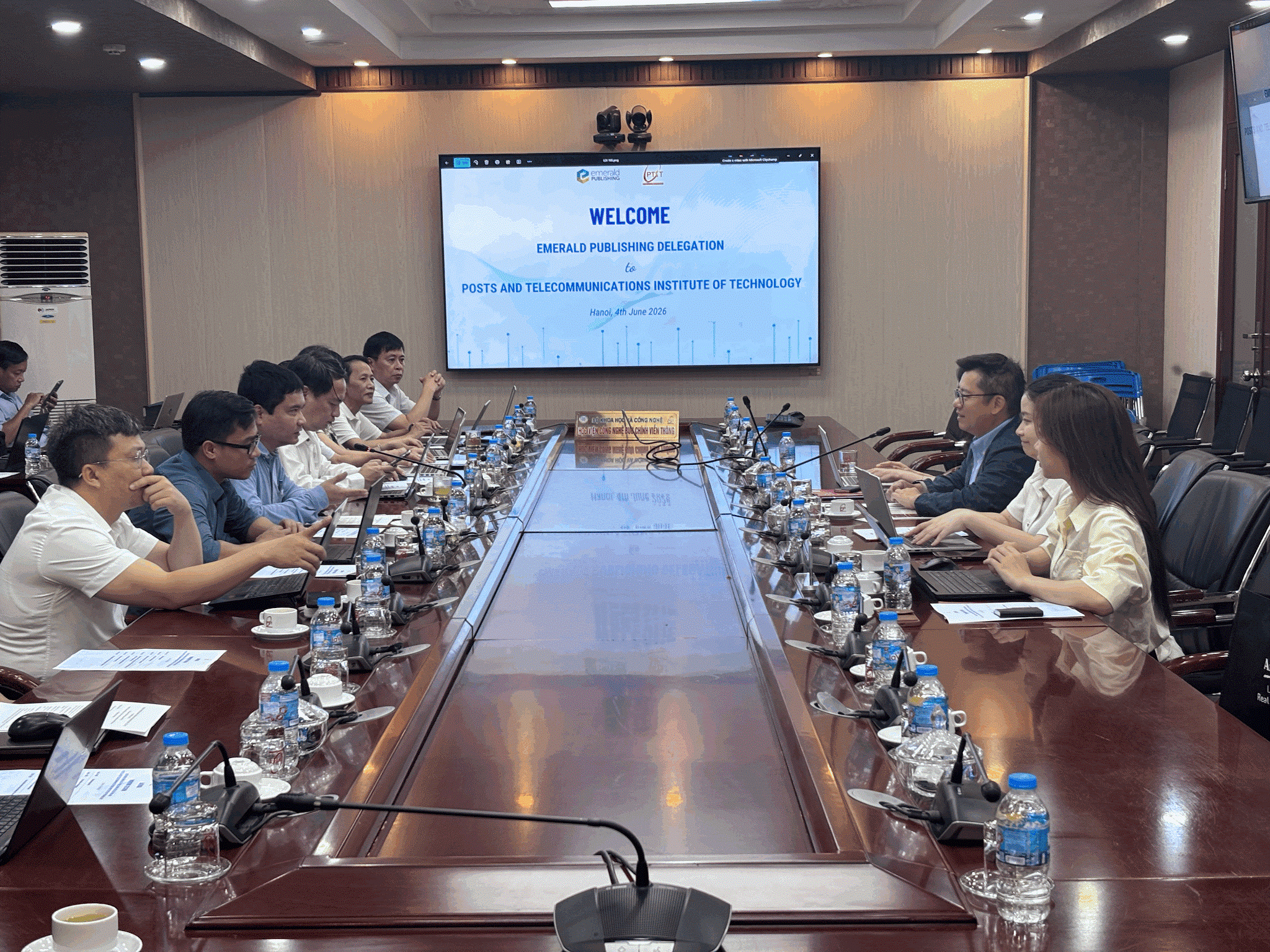 NEW8808 làm việc với Emerald Publishing, trao đổi định hướng nâng cao chất lượng nghiên cứu và công bố quốc tế
