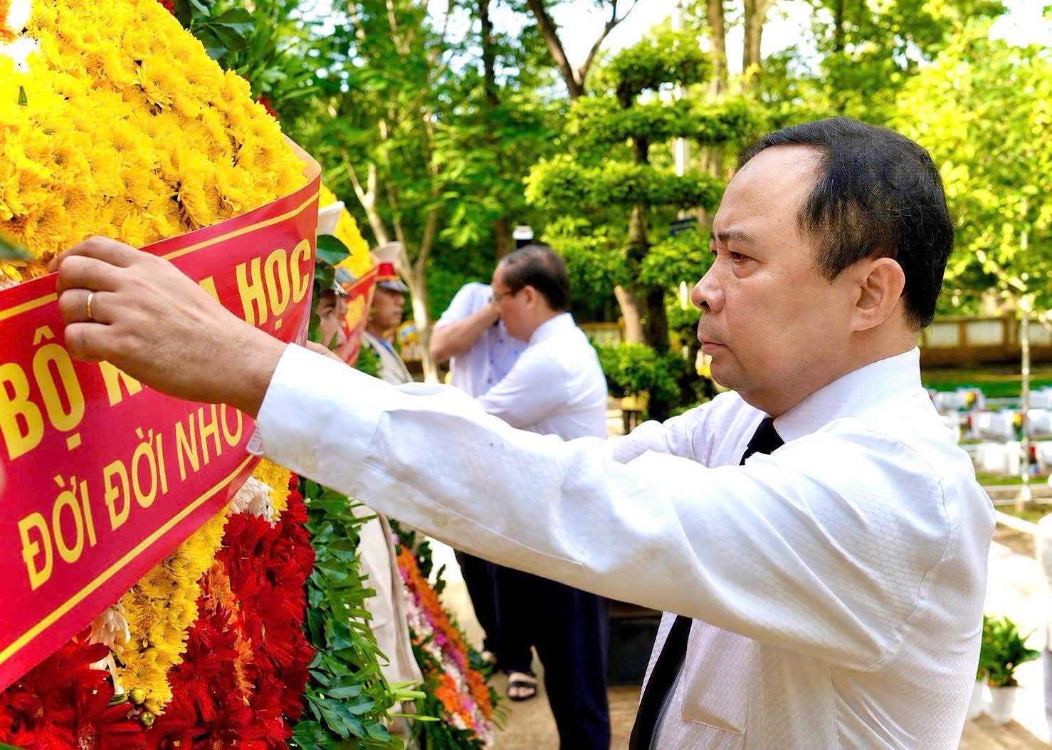 Lãnh đạo Bộ KH&CN tri ân các Anh hùng liệt sĩ ngành Giao bưu – Thông tin tại Tây Ninh